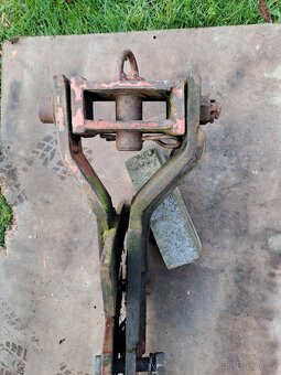 Unhz500 spodní závěs. - 2