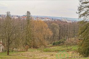 Pozemek u lesa s krásným výhledem na město Ústí nad Orlicí. - 2