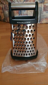 Struhadlo KitchenAid čtyřstranné se zásobníkem - 2