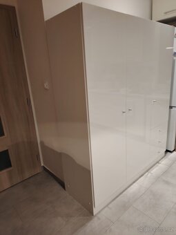 Nová velká šatní skříň v bílém lesku - 2