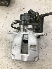 Prodám sadu zadních elektrických třmenu na Passat B6 - 2