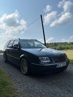 Volkswagen Bora Variant 2.3 V5 125kw AQN Highline - 2
