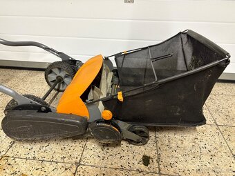 Fiskars Vřetenová sekačka + sběrný koš StaySharp Max - 2