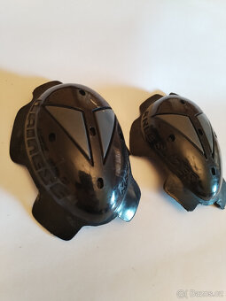 Kolenní slidery Dainese. - 2