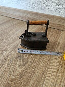 Stará litinová mini žehlička - 2