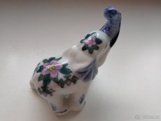 Porcelánový sloník s růžovými květy - 2