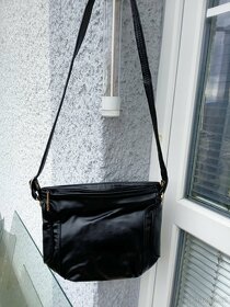 Černá kabelka na rameno 30 cm x 26 cm - 2
