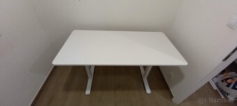 Výškově nastavitelný stůl 140×70 cm bílý - 2