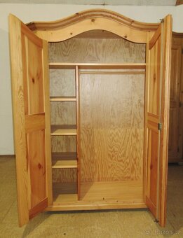 Šatní skříň z borovice dvoudveřová - masiv - Výborný stav - 2