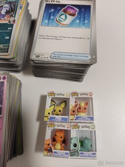 Prodám kartičky Pokémon 561kusu plus funko cena 1000 - 2