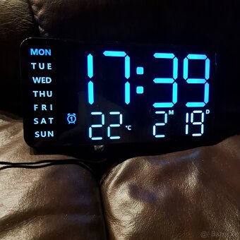 Nástěnné hodiny s budíkem. - 2