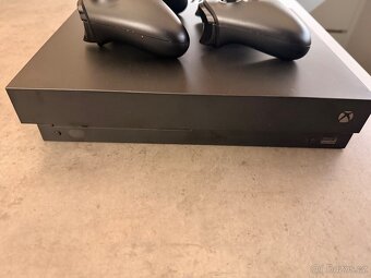 Xbox One X + 2 ovladače - 2