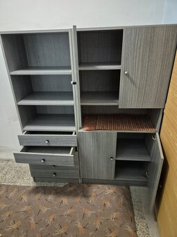 skříň šedá se šuplíky, policemi a dvířky - 2