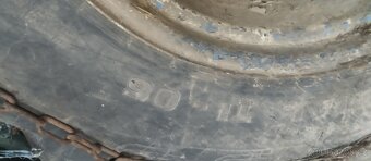 Pneu 16.9-28 z bagru s disky a řetězy - 2ks - 2