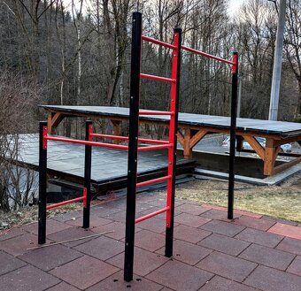 Workoutové hřiště, minimálně používané, kvalitní lakování - 2