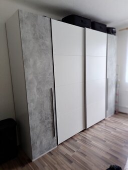 Velká šatní skříň - 2