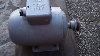 elektromotor 3f MEZ Mohelnice 220/380V/0,75kW/910ot./min - 2