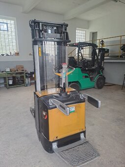 Vysokozdvižný vozík Caterpillar s plošinou - 2