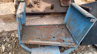 Zetor6711/6911-kastliky nářadí a baterky - 2