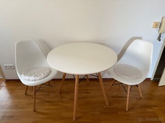 Kuchyňský stůl s židlemi - 2