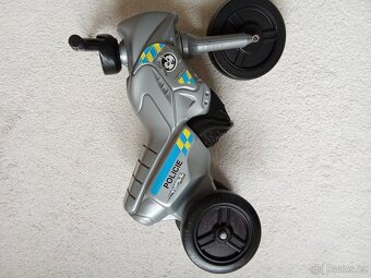 Prodám odrážedlo motorku, uspávající berušku a nákupní vozík - 2