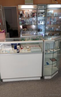 Nábytek - vitríny a pulty prodejny - 2