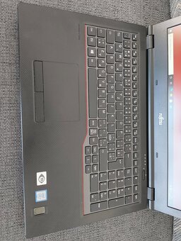 Fujitsu Lifebook E558 - 2