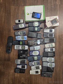 Mix mobilních telefonů 34ks - Siemens SL10, Xperia, Ericsson - 2