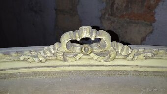 Starožitné sofa před renovací a noční stolek - 2