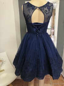 Nádherné tmavě modré šaty zdobené krajkou. - 2