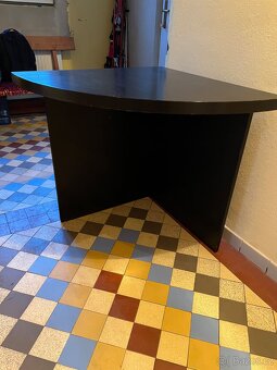 Skříňky a stůl za odvoz - 2