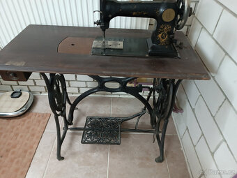Šlapací šicí sroj se stojanem - 2