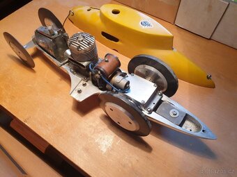 Starý upoutaný rychlostní model auta - 2