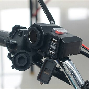 Velice výkonná multifunkční nabíječka 2 x USB 4,2A,voltmetr. - 2