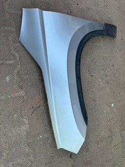 Levý přední blatník Škoda Karoq stříbrný - 2