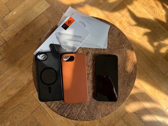REZERVACE: iPhone 16e 128GB + příslušenství, záruka - 2