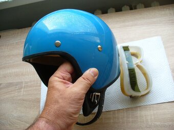 CSSR-retro stara moto prilba jak nova a dobove bryle. - 2