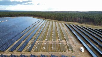 Ponúkame prácu pre montérov solárnych panelov na poliach. - 2