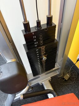 Zakopávání v sedě - posilovací stroj - 2