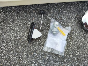 Prodám novou nádrž HONDA 17500-GX1-18L - 2