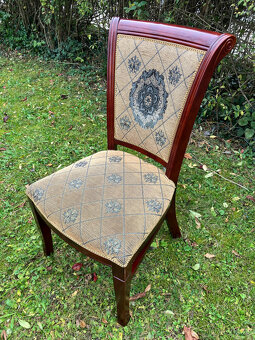 Jídelní stůl + 4 čalouněné židle z masivu - 2