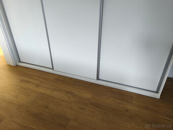 Prodám šatní skříň 250 cm - bílá - 2