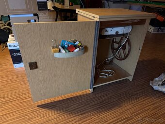 Retro skříňový šicí stroj Lucznik 438 - 2