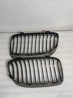 Chromové ledvinky BMW E90/E91 LCI - originál - 2