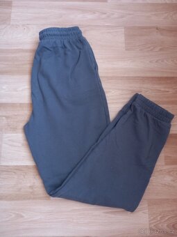 Tmavě šedé tepláky vel. XS - 2