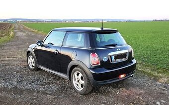 Mini Cooper 1.4i 2007 v krasnem stavu - 2