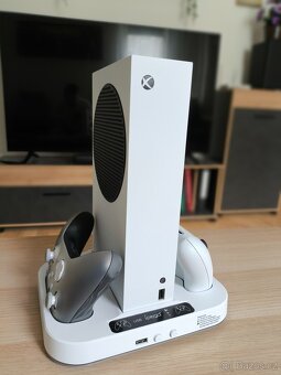 Xbox series S, 2x ovladač, dokovací stanice. - 2