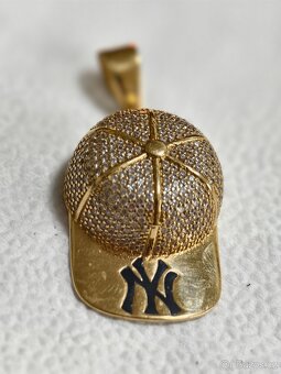 Zlatý přívěsek kšiltovka - 2