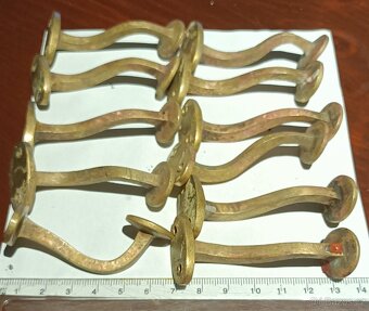 Mosazné kování ,meziokenní zarážky 11ks. - 2