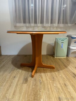 Kulatý jídelní stůl - 2